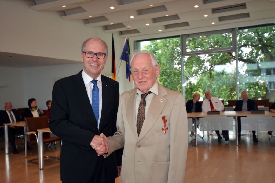 Mehr als fünf Jahrzehnte engagierte er sich dafür, die Welt ein Stück besser und gerechter zu machen: Gewerkschafter und Friedensaktivist Kurt Zenker (rechts im Bild) erhielt das Verdienstkreuz am Bande der Bundesrepublik Deutschland aus den Händen von Landrat Manfred Müller (links im Bild).  Bildnachweis: Amt für Presse- und Öffentlichkeitsarbeit, Kreis Paderborn, Meike Delang
